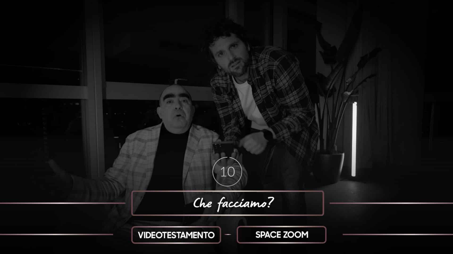 a freeze frame from Plesh's interactive video - 2 men look at the camera whilst a question and two choices (all in Italian) are on the screen